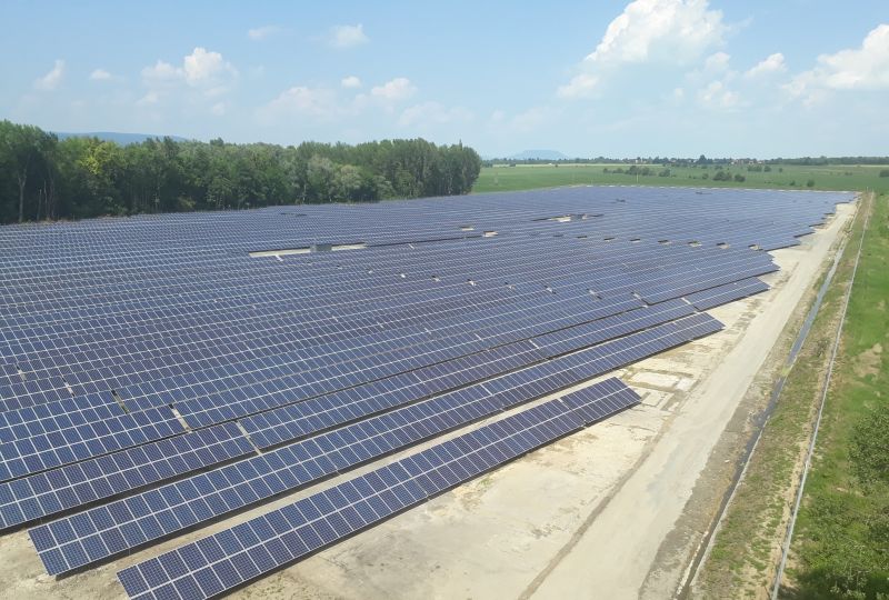 A 6,9 MW teljesítményű balatonberényi naperőmű 26 784 darab 285W-os polikristályos napelemből áll.
